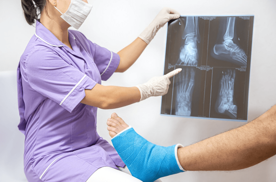 doctor analizing an xray before a orthopedic surgery in brazil