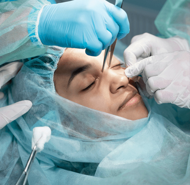 patient undergoing a rhinoplasty precedure after knowing rhinoplasty recovery in brazil